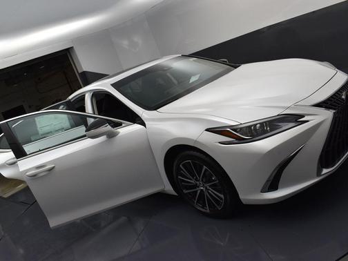 2025 Lexus ES 300h Base