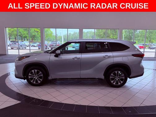 Celestial Silver Metallic 2023 Toyota Highlander XLE