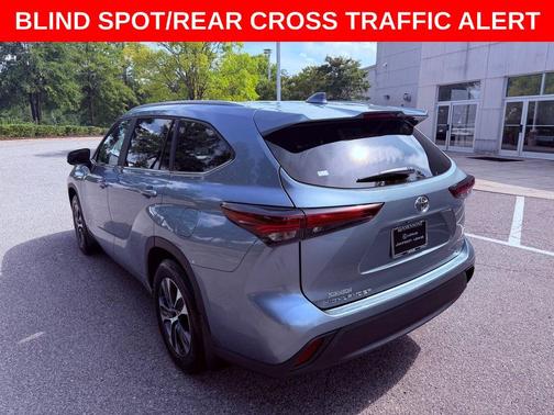 Moon Dust 2024 Toyota Highlander XLE