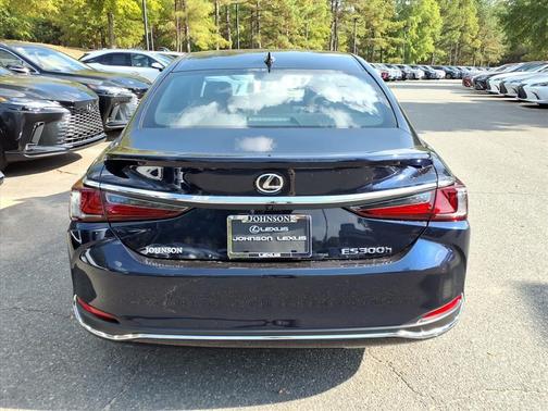 2025 Lexus ES 300h Base