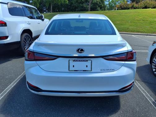 2025 Lexus ES 300h Base