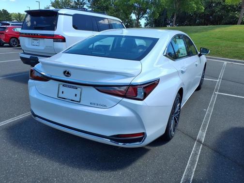 2025 Lexus ES 300h Base