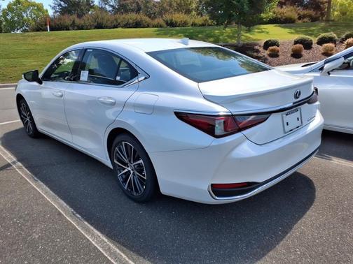 2025 Lexus ES 300h Base