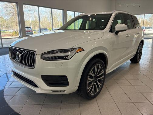2022 Volvo XC90 T6 Momentum