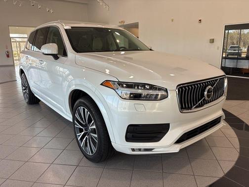 2022 Volvo XC90 T6 Momentum