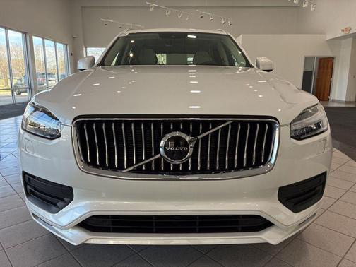 2022 Volvo XC90 T6 Momentum