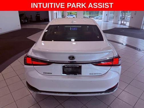 Eminent White Pearl 2025 Lexus ES 300h Luxury