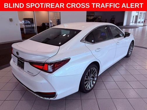 Eminent White Pearl 2025 Lexus ES 300h Luxury