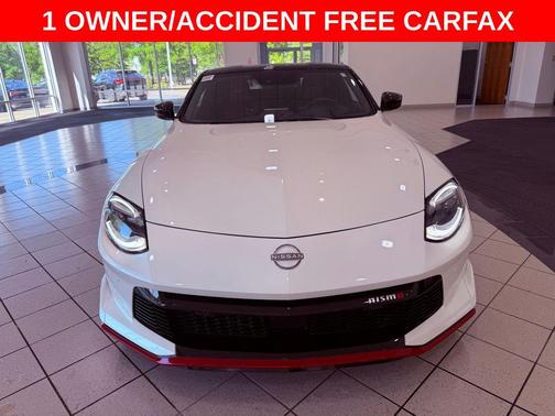 Everest White Pearl Tricoat/Super Black 2024 Nissan Z NISMO Auto