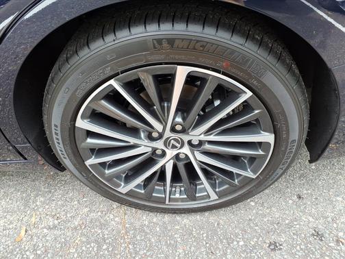 2025 Lexus ES 300h Base