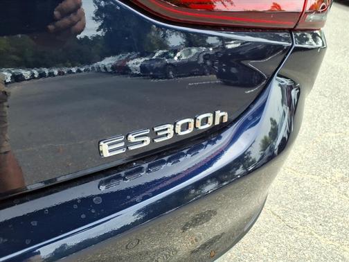 2025 Lexus ES 300h Base