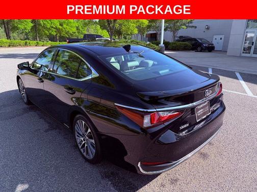 Obsidian 2020 Lexus ES 300h Base