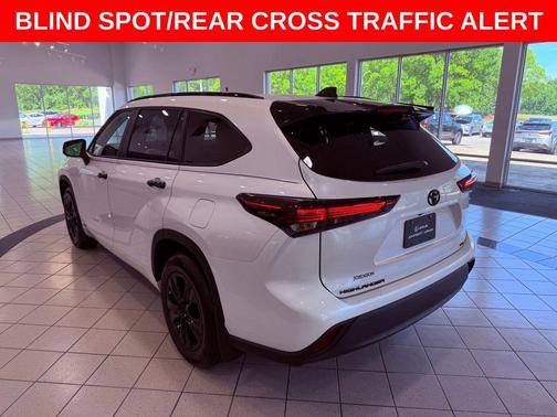 Wind Chill Pearl 2025 Toyota Highlander Hybrid XLE