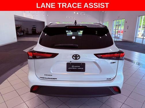 Wind Chill Pearl 2025 Toyota Highlander Hybrid XLE