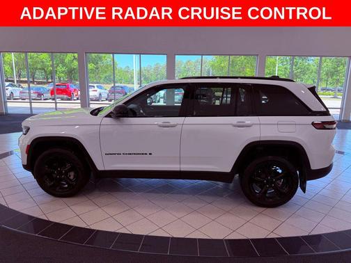 Bright White Clearcoat 2024 Jeep Grand Cherokee Limited