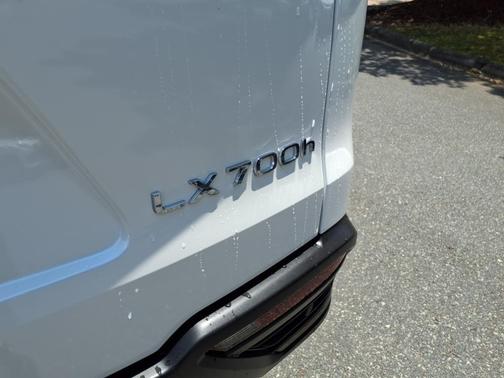 2025 Lexus LX 700h Overtrail