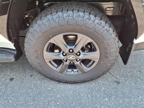 2025 Lexus LX 700h Overtrail