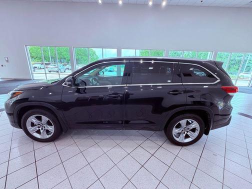Midnight Black Metallic 2017 Toyota Highlander Limited