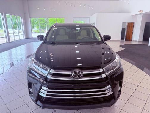 Midnight Black Metallic 2017 Toyota Highlander Limited