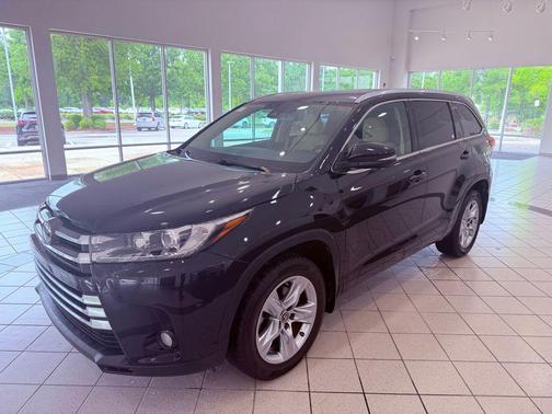 Midnight Black Metallic 2017 Toyota Highlander Limited