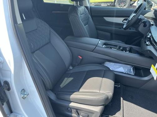 Everest White Pearl Tricoat/Super Black 2026 Nissan Murano Platinum