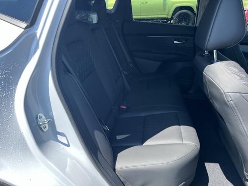 Everest White Pearl Tricoat/Super Black 2026 Nissan Murano Platinum