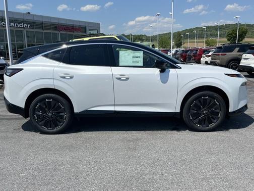 Everest White Pearl Tricoat/Super Black 2026 Nissan Murano Platinum