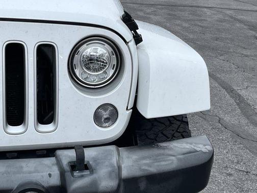 Bright White Clearcoat 2017 Jeep Wrangler Unlimited Sahara