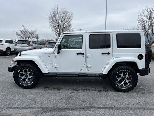 Bright White Clearcoat 2017 Jeep Wrangler Unlimited Sahara