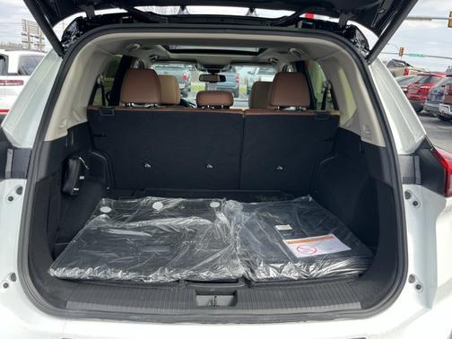 Everest White Pearl/Super Black 2026 Nissan Rogue Platinum