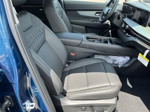 Aurora Blue Pearl Metallic/Super Black 2026 Nissan Murano Platinum
