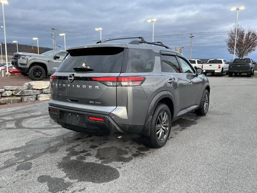 2022 Nissan Pathfinder SV