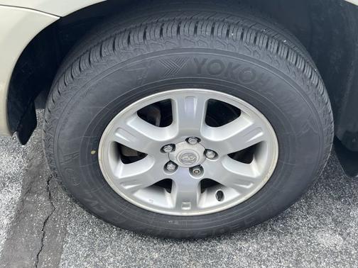 Vintage Gold Metallic 2003 Toyota Highlander Base