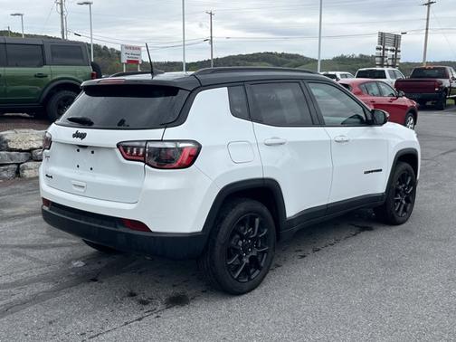 Bright White Clearcoat 2024 Jeep Compass Latitude