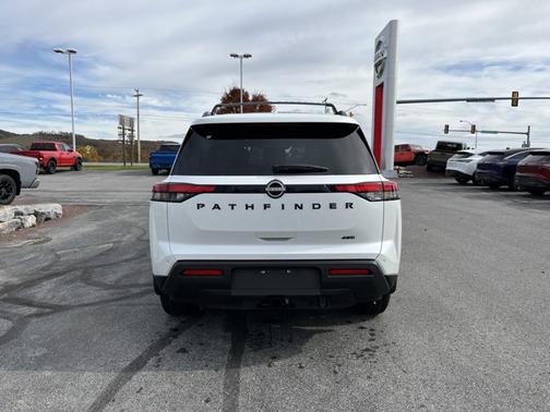 2025 Nissan Pathfinder SV