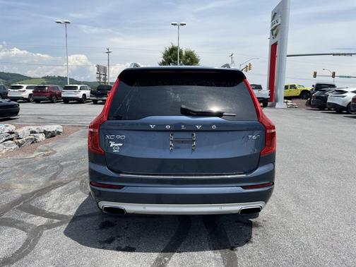 2018 Volvo XC90 T6 Momentum