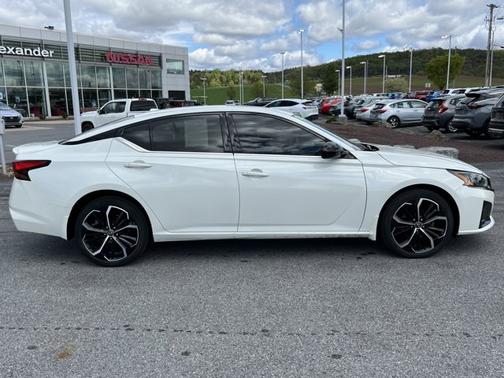 Pearl White 2023 Nissan Altima 2.5 SR