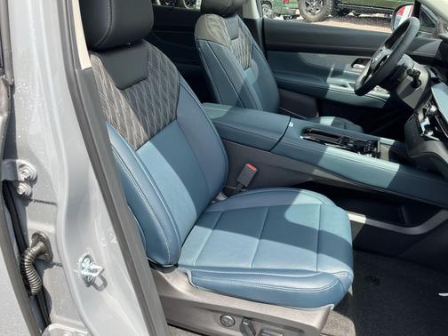 Boulder Gray Pearl/Super Black 2026 Nissan Murano Platinum