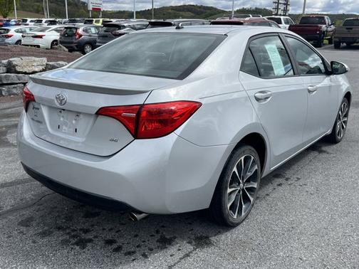 Classic Silver Metallic 2018 Toyota Corolla SE