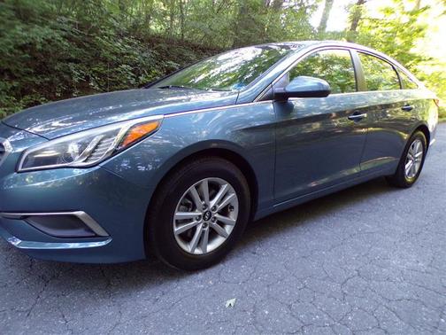 Nouveau Blue 2017 Hyundai SONATA Base