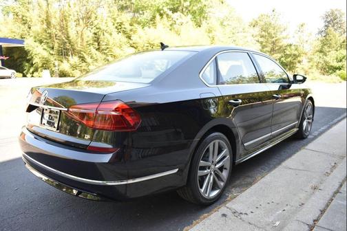 Deep Black Pearl 2017 Volkswagen Passat 1.8T R-Line w/Comfort