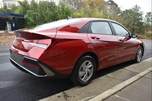 2025 Hyundai ELANTRA SE