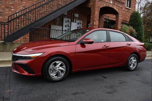 2025 Hyundai ELANTRA SE