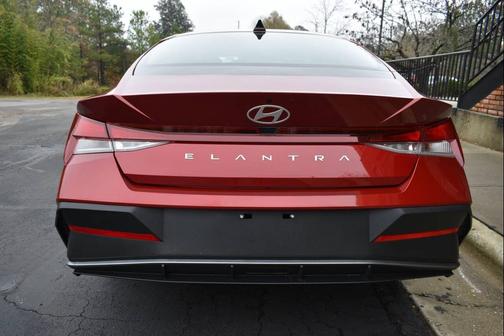 2025 Hyundai ELANTRA SE