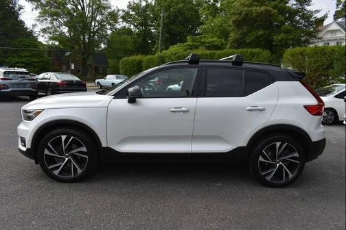 Crystal White Metallic 2019 Volvo XC40 T5 R-Design