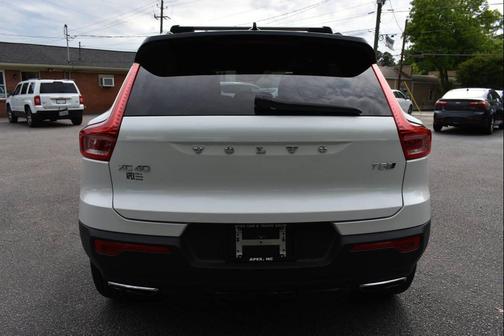 Crystal White Metallic 2019 Volvo XC40 T5 R-Design
