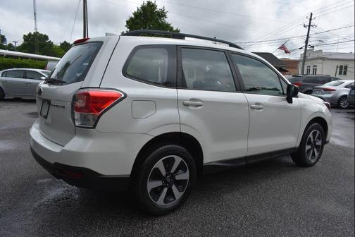 Crystal White Pearl 2018 Subaru Forester 2.5i