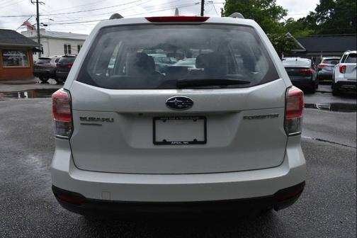 Crystal White Pearl 2018 Subaru Forester 2.5i