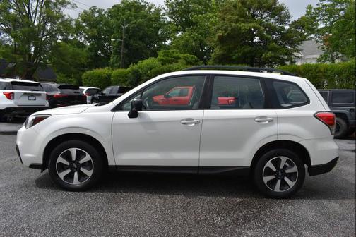 Crystal White Pearl 2018 Subaru Forester 2.5i