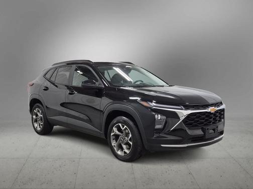 Mosaic Black Metallic 2025 Chevrolet Trax LT